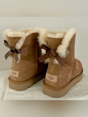 LIKE NEW UGG Women's Mini Bailey Bow II Boots, Chestnut Color; Size 9